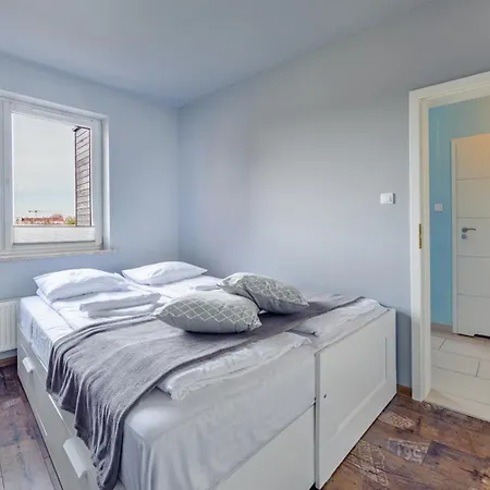 Lisi Jar, Sun & Snow *